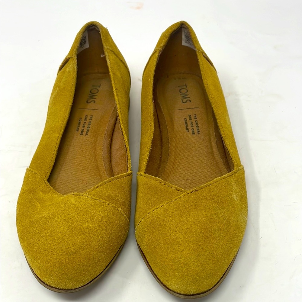 TOMS Yellow Suede-Like Slip-On Flats Size 5.5 Excellent Condition